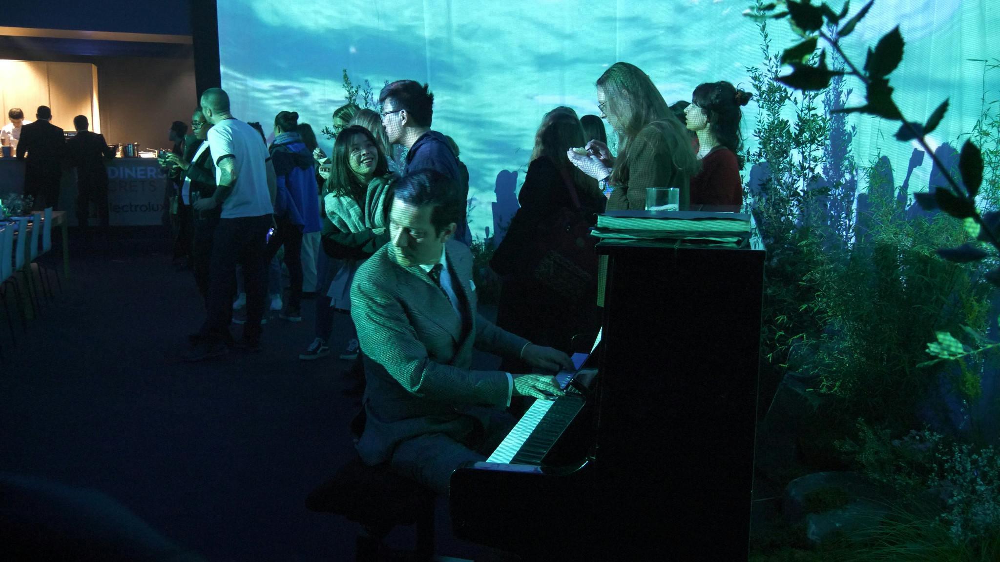 pianiste qui joue dans diner secret de fnac darty