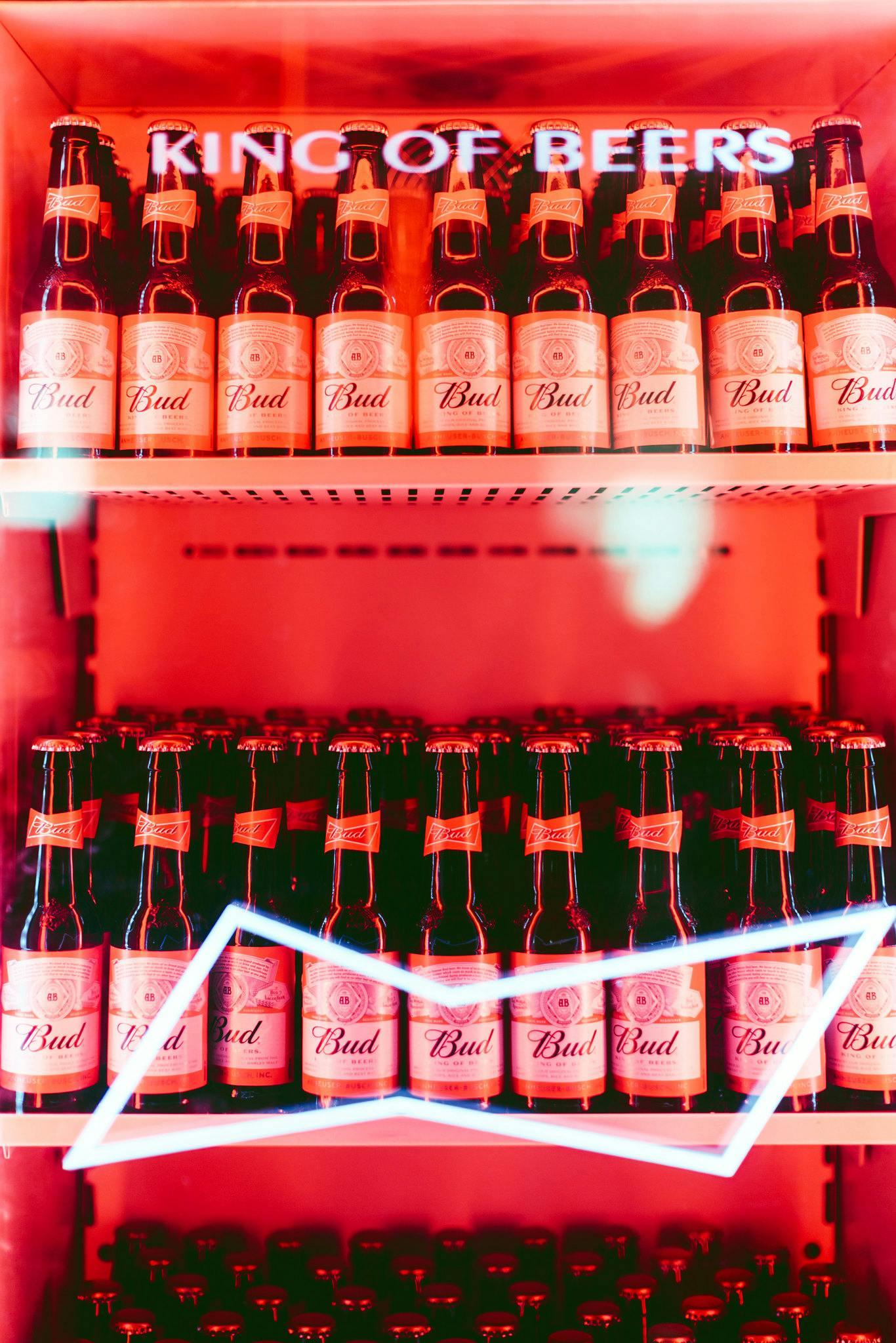 étagère pleine de bouteilles au BudLab de Budweiser