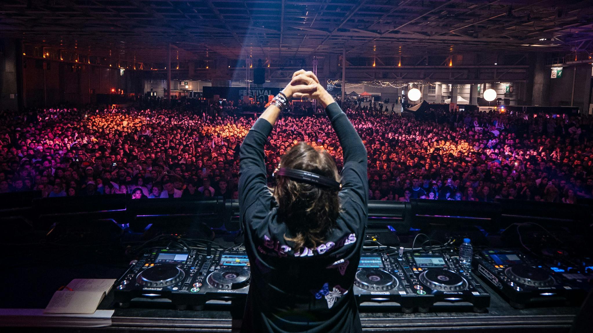 bob sinclar de dos qui regarde la foule