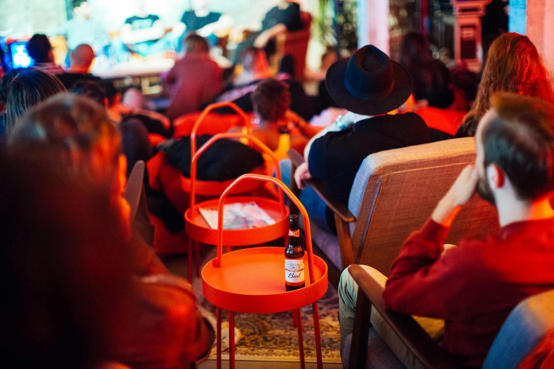 personnes qui écoutent une conférence au BudX de Budweiser